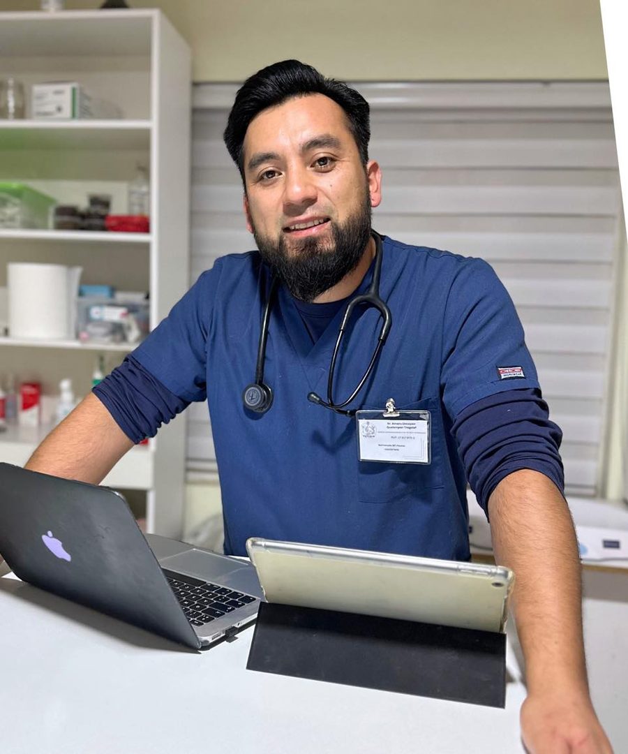 El Dr. Amaru Quelempan en una consulta online